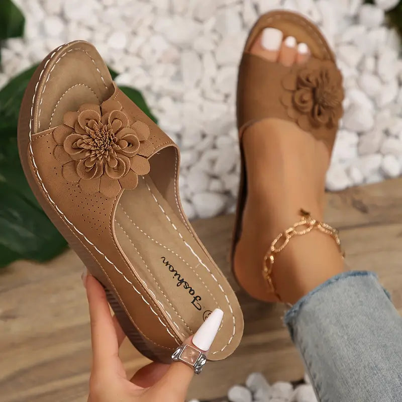 Indy | Stilfulde Blomstrede Slip-On Kilesandaler