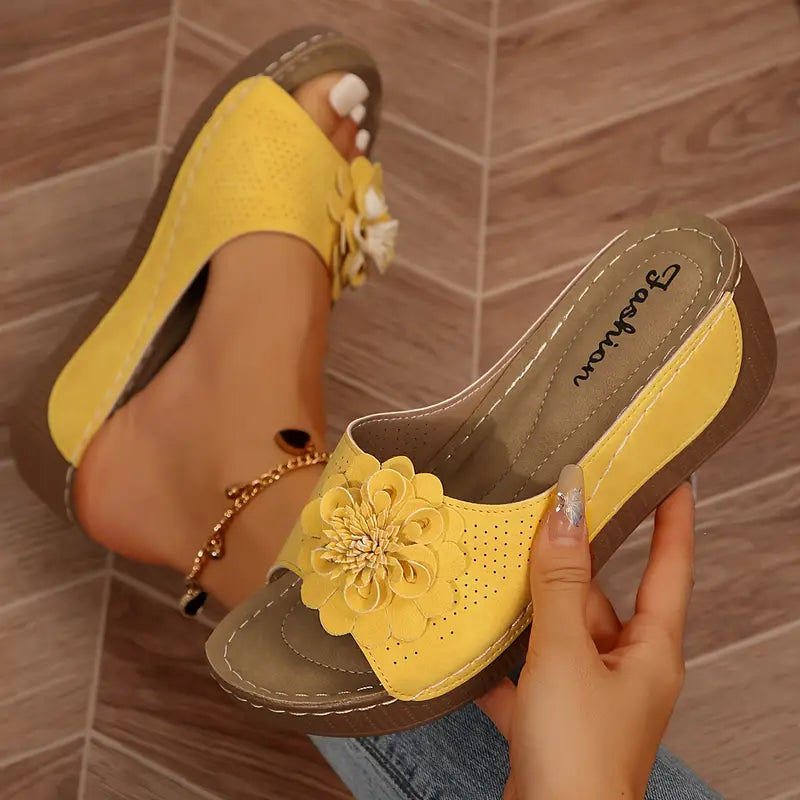 Indy | Stilfulde Blomstrede Slip-On Kilesandaler