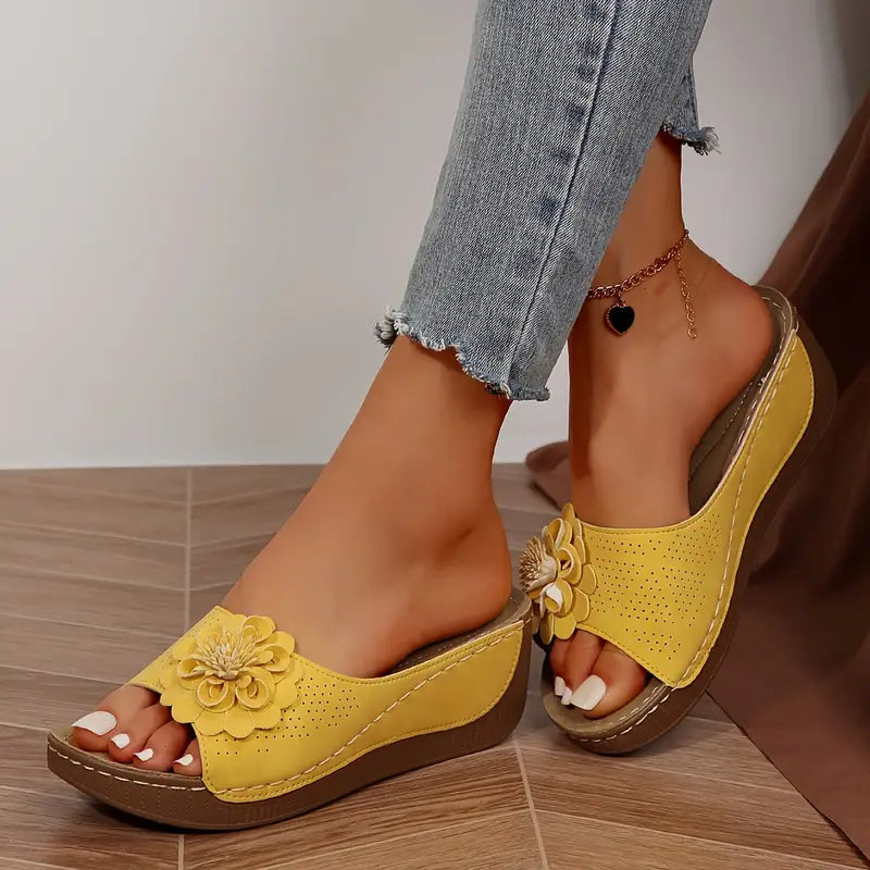 Indy | Stilfulde Blomstrede Slip-On Kilesandaler