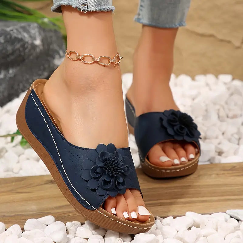 Indy | Stilfulde Blomstrede Slip-On Kilesandaler