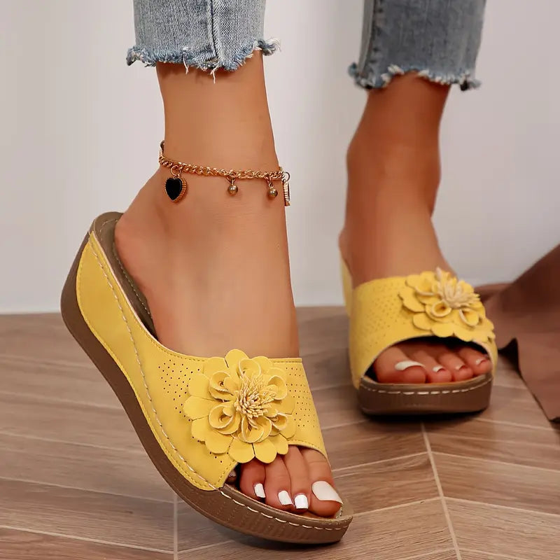 Indy | Stilfulde Blomstrede Slip-On Kilesandaler