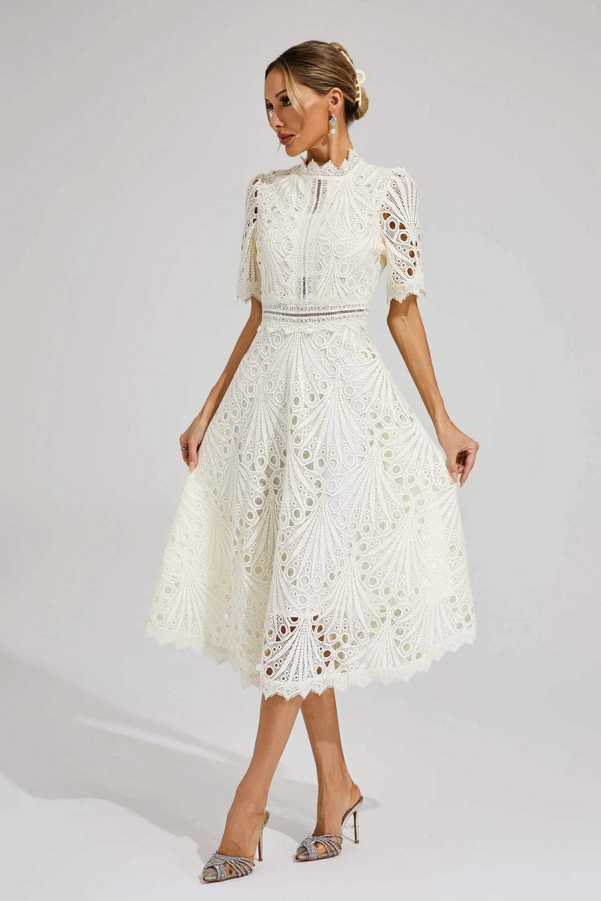 Vorelle – Sommerkjole med blomsterbroderi