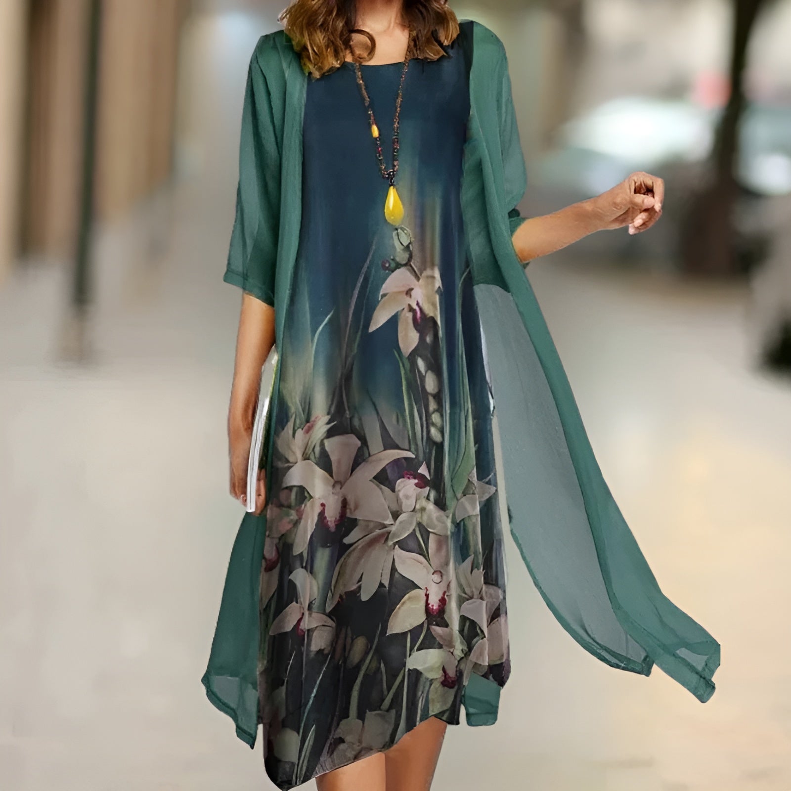 LARISSA KJOLE | Sommerlig elegance med gratis cardigan