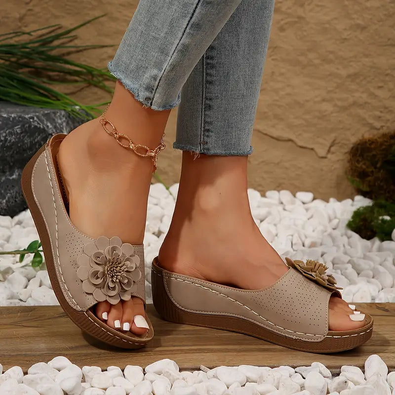 Indy | Stilfulde Blomstrede Slip-On Kilesandaler