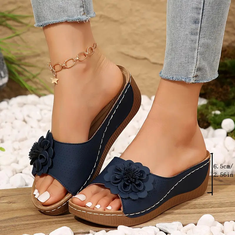 Indy | Stilfulde Blomstrede Slip-On Kilesandaler