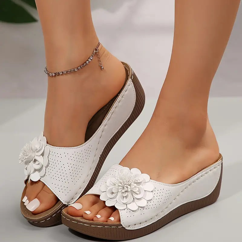 Indy | Stilfulde Blomstrede Slip-On Kilesandaler