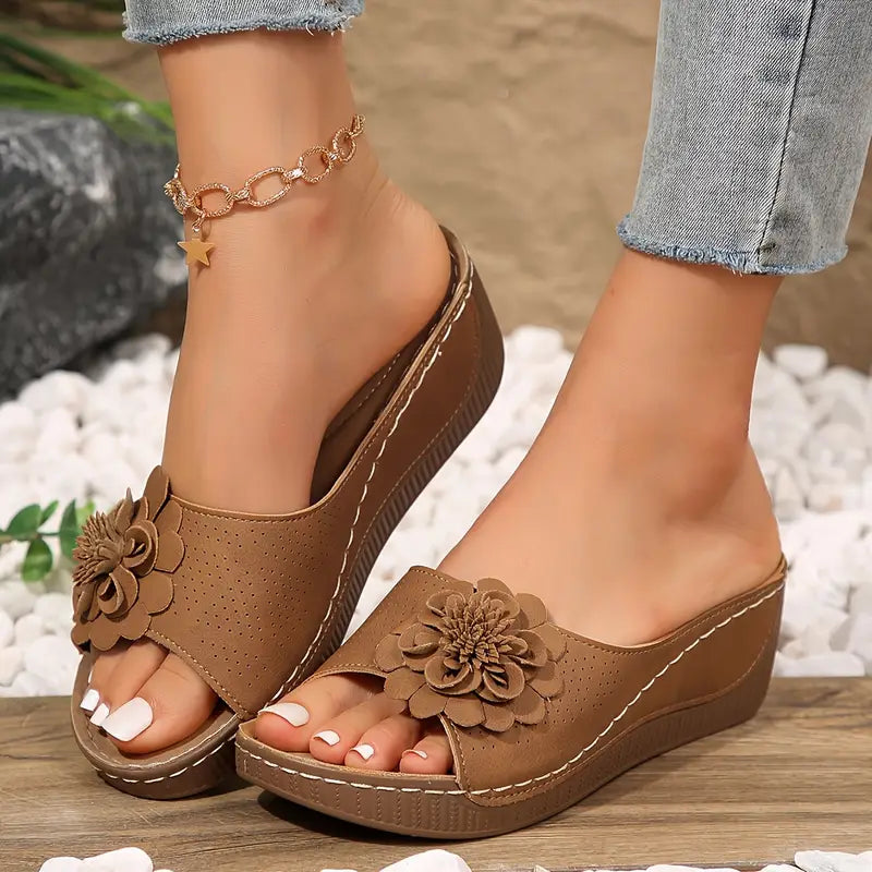 Indy | Stilfulde Blomstrede Slip-On Kilesandaler