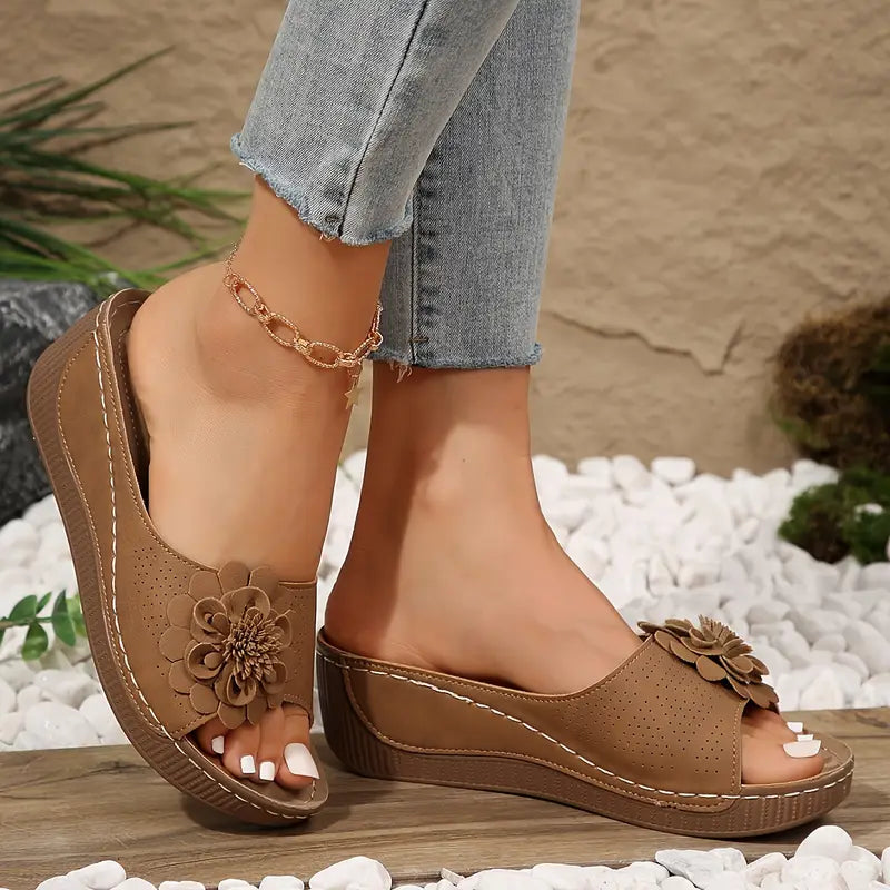Indy | Stilfulde Blomstrede Slip-On Kilesandaler