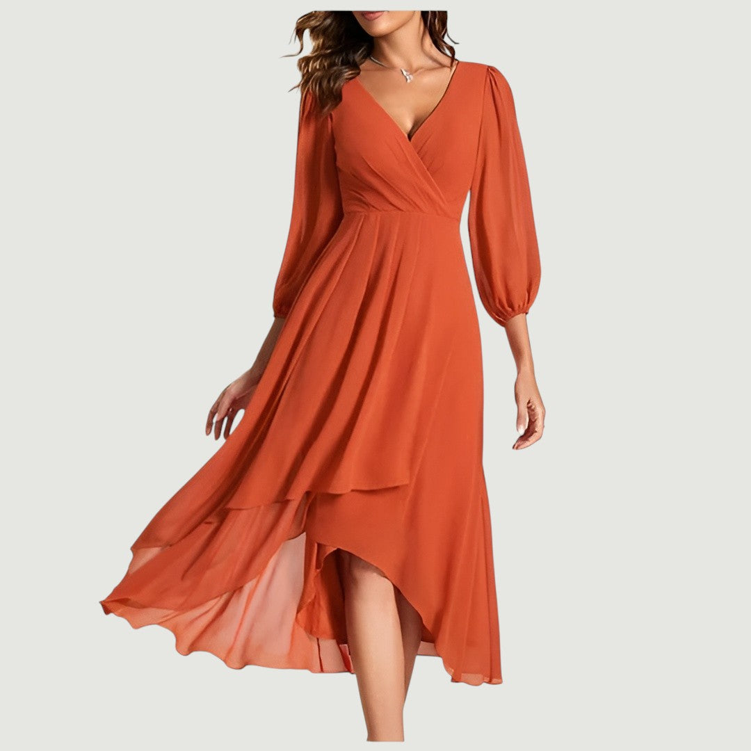 MIA KJOLE | Elegant V-halsdesign med asymmetrisk fald