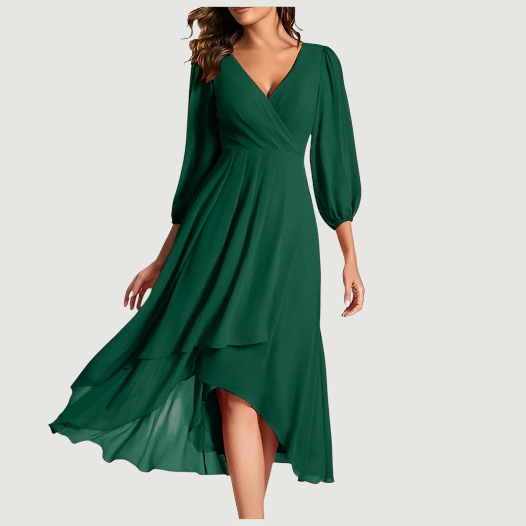 MIA KJOLE | Elegant V-halsdesign med asymmetrisk fald