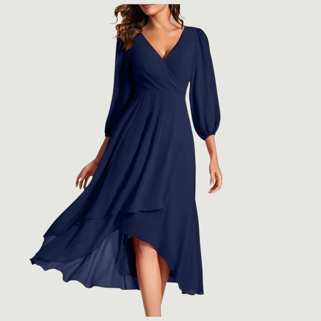 MIA KJOLE | Elegant V-halsdesign med asymmetrisk fald