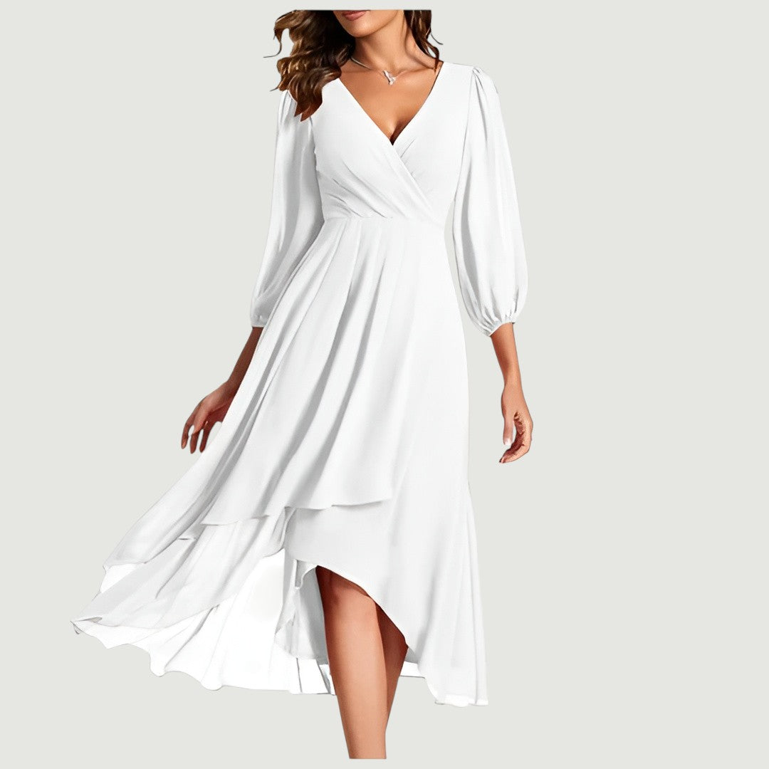 MIA KJOLE | Elegant V-halsdesign med asymmetrisk fald