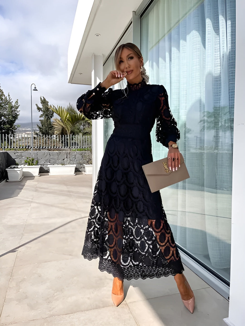 Elaina | Stilfuld Midi Kjole med Blonde Detaljer