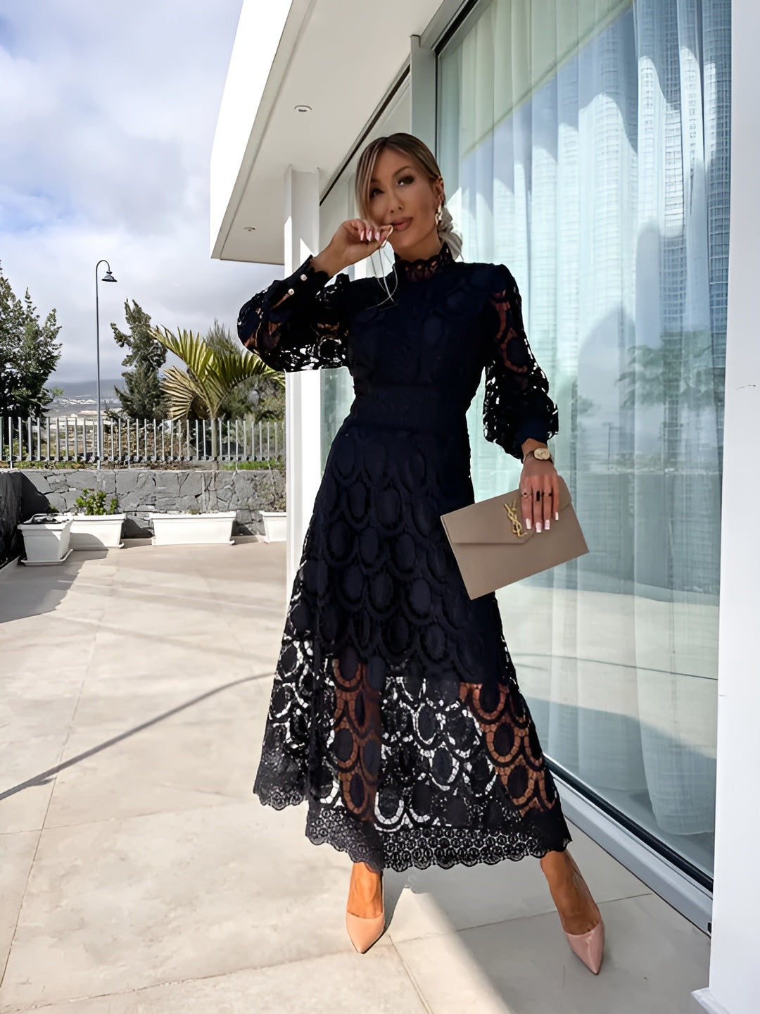 Elaina | Stilfuld Midi Kjole med Blonde Detaljer