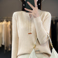 Rene  | Strikket pullover med V-hals