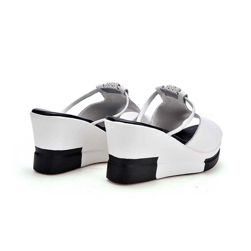 Silla | Stilfulde Kilesandaler med Rhinestone-detaljer